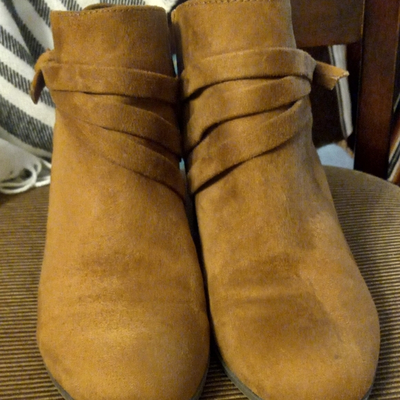 INDIGO RD. Faux Suede Tan Booties with Stacked Heels. Bow Tie Side. Sz 10 - Picture 4 of 7